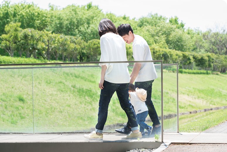 家族で休暇を過ごしている写真