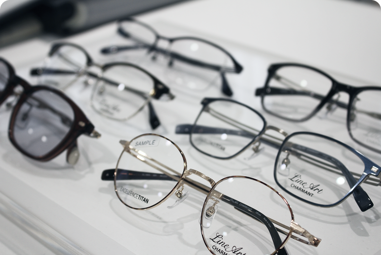 メガネが並んでいる写真