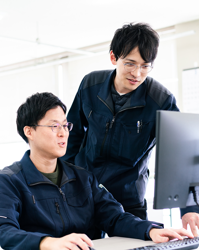 男性2人で仕事をしている様子