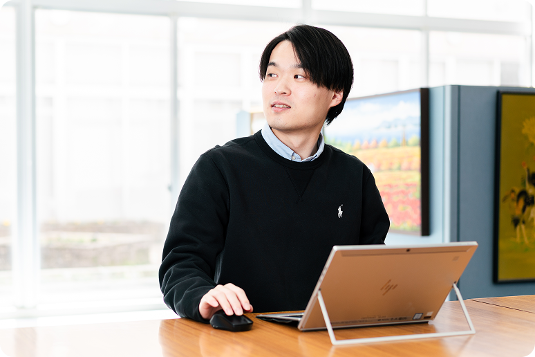 パソコンで仕事をしている様子