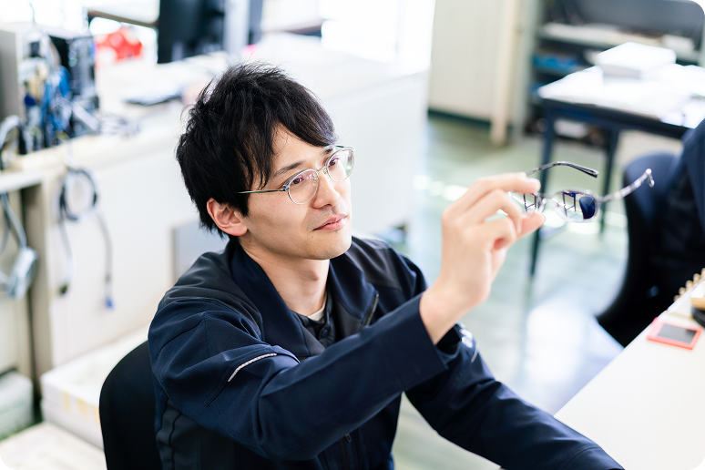 メガネのチェックをしている様子