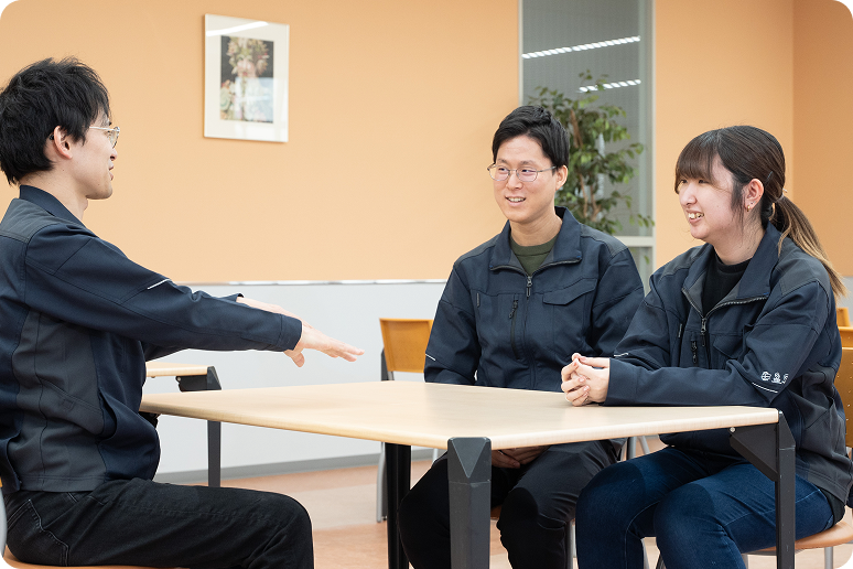 パソコンで仕事をしている様子