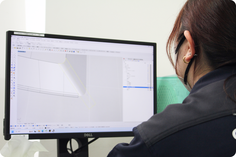 パソコンを持っている写真