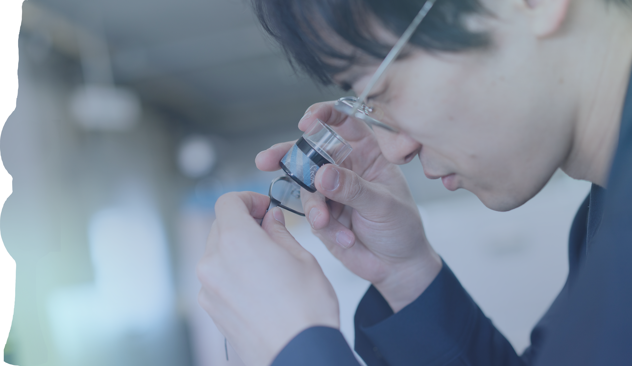 メガネを作っている人の写真