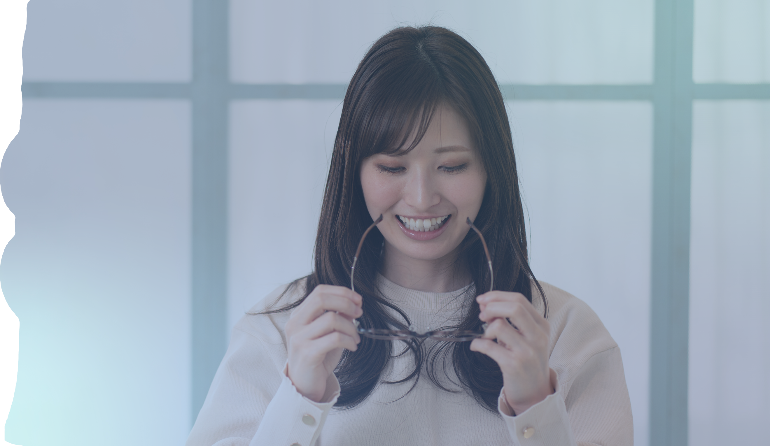 メガネをかけようとしている女性