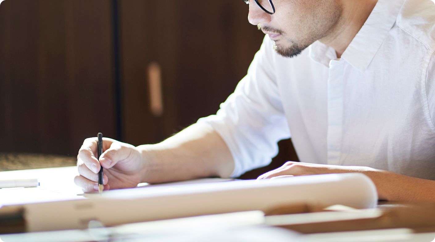 メガネの設計をしている男性