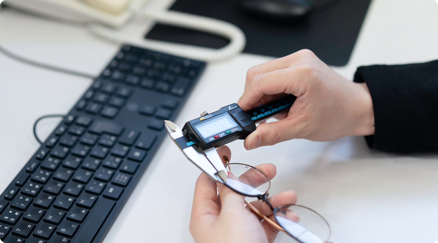 メガネを作っている様子